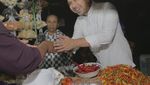Yuk, Intip Gaya Emil Dardak Saat Jajan Kerupuk dan Lontong Balap!