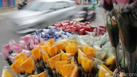 Jelang valentine bunga tersebut memang paling banyak dicari untuk hadiah kasih sayang kepada pasangan.