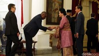 Penyerahan surat kepercayaan tersebut menandai dimulainya penugasan para duta besar tersebut di Indonesia.