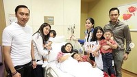 Kedua anak dan menantu Ani Yudhoyono, Annisa Pohan dan Aliya Rajasa bersama anak mereka turut hadir menemani mantan Ibu Negara Indonesia itu menjalani perawatan di rumah sakit. Istimewa/Dok. Instagram Annisa Pohan.