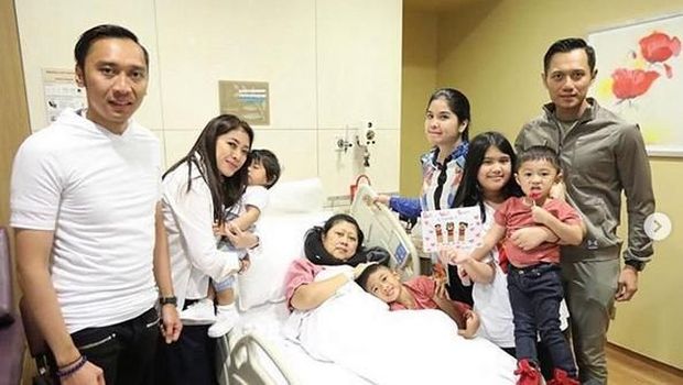Keluarga menemani pengobatan Ani Yudhoyono di Singapura.