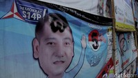 Di beberapa spanduk kampanye caleg itu bahkan menjadi sasaran vandalisme atau coretan tangan-tangan jahil tak bertanggung jawab.