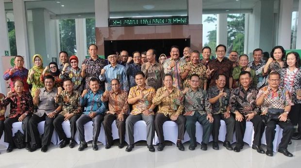 Mengaku Bukan Kode Politik, Para Hakim Senior Juga Pose 2 Jari