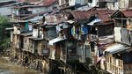 Potret Pemukiman Kumuh di Bantaran Sungai Ciliwung Potret Pemukiman Kumuh di Bantaran Sungai Ciliwung