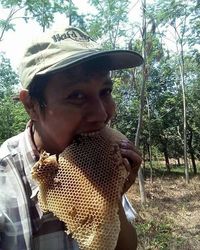 Waduh! Pria Ini Lahap Madu dari Sarang yang Masih Banyak Lebahnya 