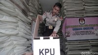 Polisi menjaga ketat gudang tersebut.