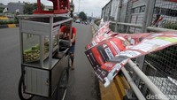 Alat peraga kampanye milik beberapa caleg terpasang serampangan di pinggir jalan.