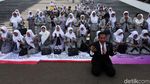 Saat Bidan Sujud Syukur Rayakan Pengesahan UU Kebidanan