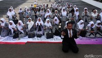 Mereka juga doa bersama yang dipimpin oleh anggota Komisi IX dari Fraksi PDIP, Imam Suroso.