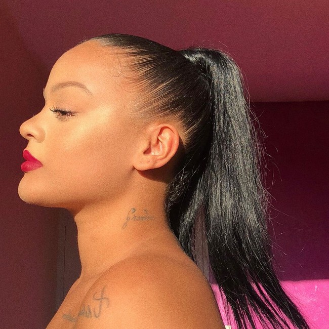 Jadi ketika aku berbicara dengan seorang pria sering kali (dia bilang) kamu mirip dengan Rihanna dan dia senang bisa memamerkanku kepada teman-temannya dan aku sering bertanya apakah kita bisa terlepas dari penampilan. Tapi selain itu, aku melihatnya cukup lucu, ungkap Yna. Foto: Instagram @ynasertalf