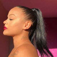 Jadi ketika aku berbicara dengan seorang pria sering kali (dia bilang) kamu mirip dengan Rihanna dan dia senang bisa memamerkanku kepada teman-temannya dan aku sering bertanya apakah kita bisa terlepas dari penampilan. Tapi selain itu, aku melihatnya cukup lucu, ungkap Yna. Foto: Instagram @ynasertalf