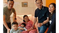 Ani Yudhoyono saat ini dirawat di National University Hospital Singapura karena menderita kanker darah. Dia harus menjalani pengobatan dan perawatan yang intensif. Dalam foto yang dia unggah di Instagram sepekan lalu, Ani tampak ditemani kedua anaknya yaitu Agus dan Ibas. Ada pula istri dan anak-anak Ibas (Instagram @aniyudhoyono)