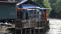 Warga dan anak-anak yang tinggal di sekitar bantaran Sungai Ciliwung nampak berativitas seperti biasa.