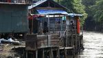 Potret Pemukiman Kumuh di Bantaran Sungai Ciliwung Potret Pemukiman Kumuh di Bantaran Sungai Ciliwung