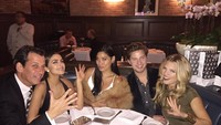 Wanita yang lahir di Los Angeles itu juga dekat dengan AnnaLynne McCord. Sambil menunggu pesanan tiba, mereka melakukan wefie. Foto: Instagram misschloeflower