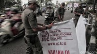 Baliho itu terpaksa ditertibkan karena merusak pemandangan di kawasan tersebut.
