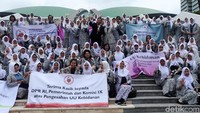 Mereka juga membentangkan spanduk ucapan terima kasih kepada DPR dan pemerintah yang telah membuat undang-undang tentang bidan.