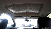 Salah satu kekurangan sunroof pada DFSK Glory 580 adalah membuka selubung utama masih dilakukan secara manual. Sedangkan selubung kaca bisa dibuka dengan menekan tombol. Foto: Lamhot Aritonang