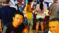 Lewat akun Instagramnya, Indra sering mengabadikan momen seru saat kulineran. Ini salah satu posenya saat menikmati hidangan kaki lima, di salah satu pasar malam yang berada di Thailand. Foto: Instagram @indrauno/Istimewa