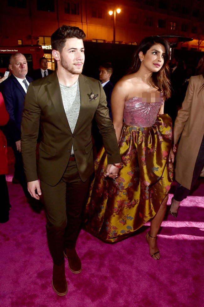 Film Isnt It Romantic? yang dirilis jelang Hari Valentine itu menampilkan Priyanka sebagai salah satu pemerannya. Priyanka pun menggunakan momen premiere tersebut untuk tampil romantis dengan sang suami. Foto: Getty Images