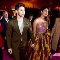 Film Isnt It Romantic? yang dirilis jelang Hari Valentine itu menampilkan Priyanka sebagai salah satu pemerannya. Priyanka pun menggunakan momen premiere tersebut untuk tampil romantis dengan sang suami. Foto: Getty Images