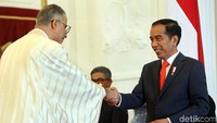 Presiden Joko Widodo (Jokowi) saat menerima surat kepercayaan dari Duta Besar Luar Biasa dan Berkuasa Penuh (LBBP) dari negara sahabat yang berkedudukan di dalam (designate resident) Indonesia maupun yang berkedudukan di luar Indonesia (designate non resident).