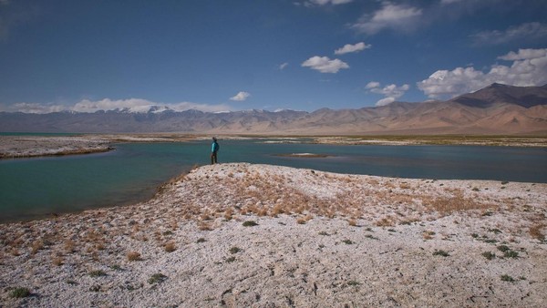 Danau Karakul memiliki luas 380 km persegi dengan kedalaman mencapai 230 meter. (Dave Stamboulis/BBC Travel)