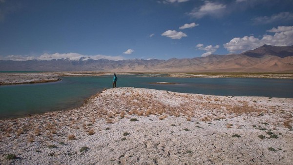 Danau Karakul memiliki luas 380 km persegi dengan kedalaman mencapai 230 meter. (Dave Stamboulis/BBC Travel) Danau Karakul memiliki luas 380 km persegi dengan kedalaman mencapai 230 meter. (Dave Stamboulis/BBC Travel)