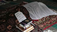 Kanit Reskrim Polsek Koja AKP Andri Suharto mengatakan, korban diduga membakar diri karena mengalami depresi.