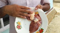 Soal hati ayam bertuliskan huruf dan angka itu, Ketua Majelis Jemaat GMIT Sonaf Neka Huilelot, Pendeta Viktor Paulus Boru STh, mengaku memang heran. Dia mengatakan ayam itu dibeli hidup untuk konsumsi rapat gereja. Namun saat dibelah, terlihat huruf dan angka di hati ayam. (ist/Pdt Viktor Paulus Boru STh)