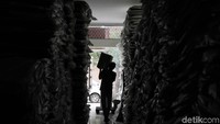KPU memastikan distribusi logistik pemilu, seperti kotak dan surat suara, terus berjalan.