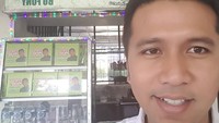 Saking kangennya dengan Ayam Lodho Pak Yusuf Trenggalek tapi setiap ke Trenggalek gak pernah sempat ke sana, akhirnya nemu di Jombang. Ayam Lodho Pak Yusuf sudah eksis di kota2 di luar Trenggalek, tulis Emil yang memamerkan foto selfienya. Foto: Instagram emildardak