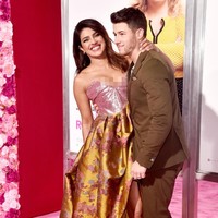 Saat Priyanka berpose sendiri, tatapan Nick tak pernah lepas lepas dari sang istri.  Foto: Getty Images