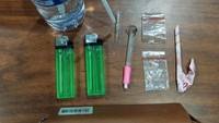 Selain sabu, ada juga botol minuman yang dijadikan bong serta korek dan berbagai alat lainnya. Foto: ist