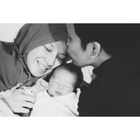 Diabadikan oleh Ayudia Bing Slamet dari diabirthphoto, Natasha Rizky terlihat tanpa makeup di foto dirinya setelah melahirkan. Momen ini dijepret Ayudia benar-benar setelah brand ambassador Wardah itu melahirkan anak ketiganya. Foto: Dok. Instagram