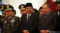Gubernur Jatim sebelumnya, Soekarwo juga menghadiri pelantikan tersebut.
