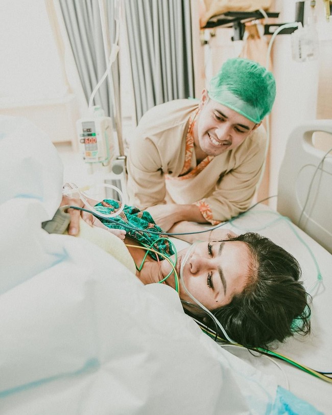 Meski tampak kelelahan setelah melahirkan, Olla Ramlan tetap terlihat cetar dengan alis dan bulu mata cantik maksimal. Foto: Dok. Instagram