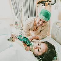 Meski tampak kelelahan setelah melahirkan, Olla Ramlan tetap terlihat cetar dengan alis dan bulu mata cantik maksimal. Foto: Dok. Instagram