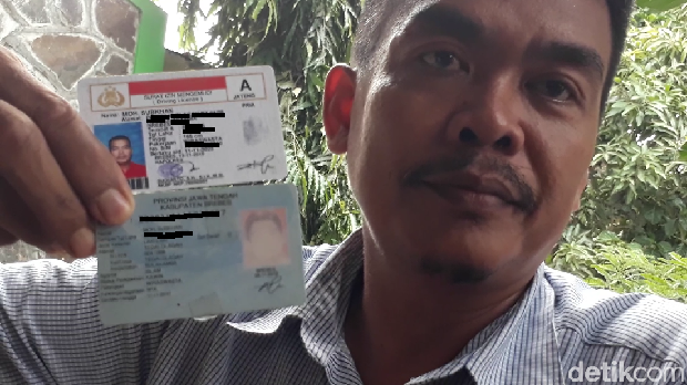 Subkhan menunjukkan tandatangan di SIM dan KTP miliknya. 