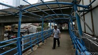 JPO yang tak terawat itu pun membuat warga kurang nyaman saat melintasi jembatan tersebut.