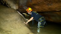Inka Fitria harus melewati genangan air setinggi betis hingga pinggang. Ayo Inka, kamu bisa! (My Trip My Adventure)
