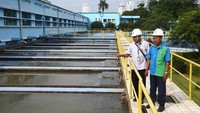 Selanjutnya, air melalui beberapa proses untuk kemudian bisa dikonsumsi. Pertama, air masuk ke sebuah wadah bernama Venturi. Di sana, air diguyurkan bahan kimia untuk dipisah antara kapur dengan air. Selanjutnya, air dimasukkan ke bak filter yang di dalamnya terdapat pasir kwarsa untuk menyaring dan menyikat kotoran.