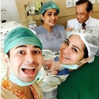 Dalam banyak kesempatan, Nagita Slavina hampir selalu tampil dengan alis terbentuk sempurna dan bulu mata lenting. Tak terkecuali setelah melahirkan dan berfoto dengan bayi Rafathar serta ibunya. Foto: Dok. Instagram