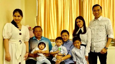 Dukungan Anak dan Cucu Temani Ani Yudhoyono Berobat di Singapura