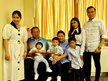 Dukungan Anak dan Cucu Temani Ani Yudhoyono Berobat di 