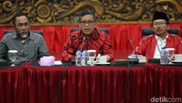 Hasto memberikan keterangan pers.