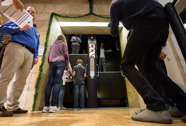 Lift penumpang pertama dipasang pada tahun 1857 di gedung Haughwout Department Store di New York (CNN Style) Lift penumpang pertama dipasang pada tahun 1857 di gedung Haughwout Department Store di New York (CNN Style)
