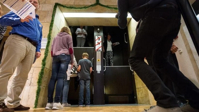 Ilustrasi lift (CNN Style) Ilustrasi lift (CNN Style)