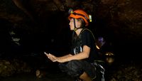 Inka Fitria yang kesulitan bernafas dalam gua (My Trip My Adventure)