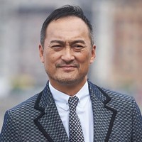 Aktor Ken Watanabe pernah menderita leukemia. Ia berhasil bertahan dan jadi penyintas kanker pada akhir 1980-an. Namun pada 2016 ia didiagnosa kanker perut dan harus menjalani operasi endoskopi. Kini pria berdarah Jepang itu berusia 59 tahun. Foto: Carlos Alvarez/Getty Images